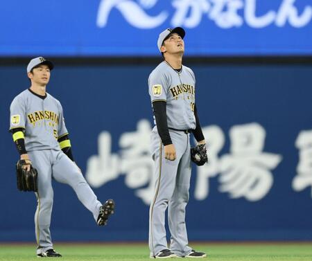 ３回、牧の打球を失策しぼうぜんとする元山（撮影・田中太一）