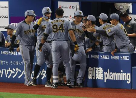 ８回、左越えに満塁本塁打を放ちナインに迎えられるガルシア（撮影・金田祐二）