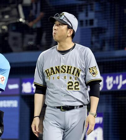 ７回、投手交代を告げる藤川監督（撮影・田中太一）