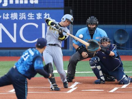 １回、中前打を放つ近本（撮影・金田祐二）