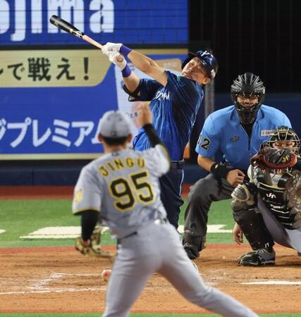 ９回、筒香を空振り三振に仕留めた神宮（撮影・金田祐二）