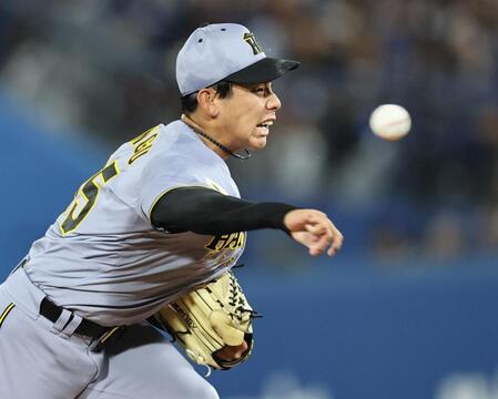 ８回、力強いボールを投げ込む神宮（撮影・田中太一）