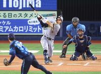 ６回、空振り三振に倒れる佐藤輝（撮影・金田祐二）