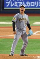 ６回、エンカーナシオンを見逃し三振にしとめ雄たけびをあげる村上（撮影・金田祐二）