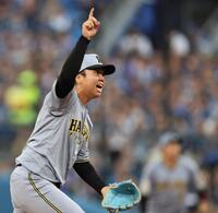 ２回、打者・勝又のとき、打球に反応する村上（撮影・田中太一）