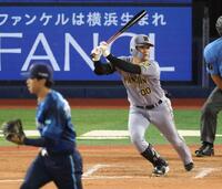 ７回、左前打を放つ元山（撮影・金田祐二）