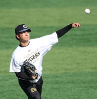 調整する高橋（撮影・金田祐二）