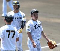 シート打撃の登板を終えた石井（右）＝撮影・山口登