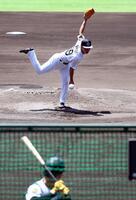 シート打撃の登板を終えた石井（右）＝撮影・山口登