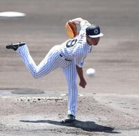 シート打撃の登板を終えた石井（右）＝撮影・山口登