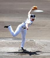 シート打撃の登板を終えた石井（右）＝撮影・山口登