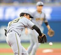 ２回、関根の一塁ゴロで大山からの送球をエラーする高橋（撮影・西岡正）