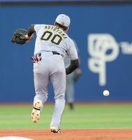 ３回、牧のフライを落球する元山（撮影・西岡正）