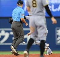 ３回、牧の打球を失策する元山（撮影・田中太一）