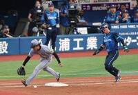 ２回、関根の一ゴロでベースカバーに入るも捕球ミスの高橋（撮影・金田祐二）