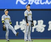 ３回、牧の打球を失策しぼうぜんとする元山（撮影・田中太一）