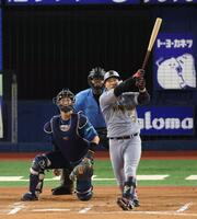 ６回、左中間にソロを放つ大山（撮影・金田祐二）