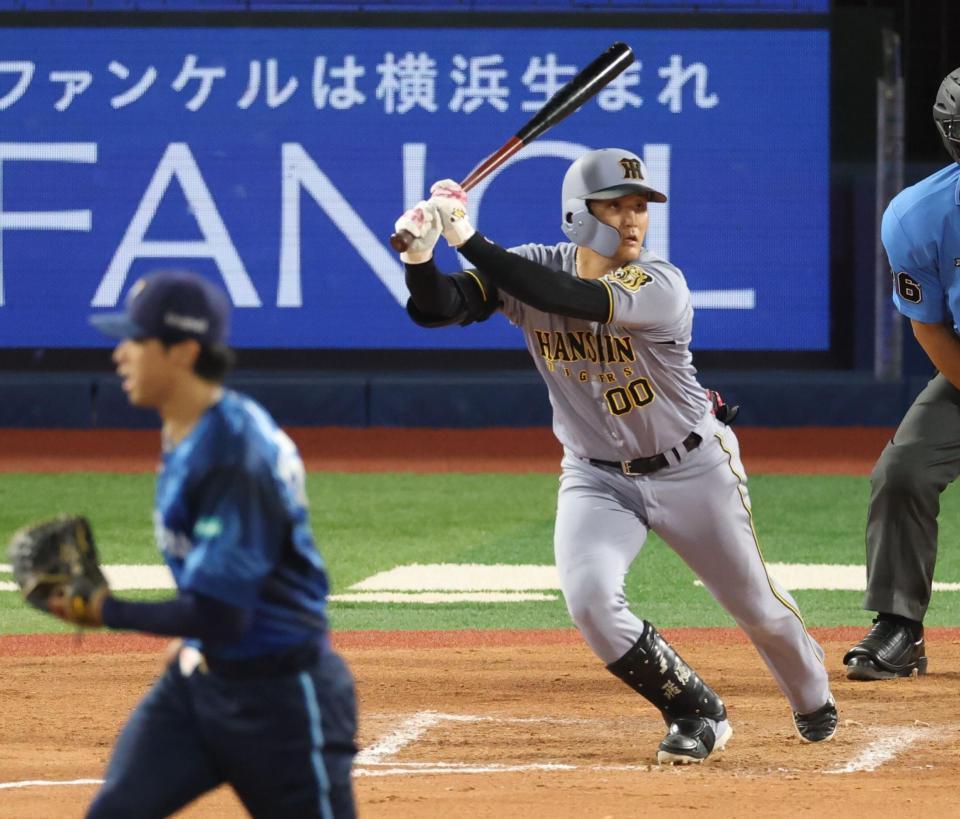 ７回、左前打を放つ元山（撮影・金田祐二）