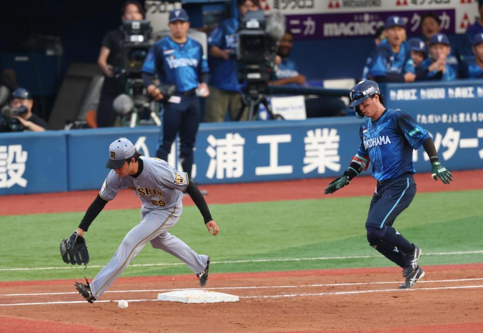 ２回、関根の一ゴロでベースカバーに入るも捕球ミスの高橋（撮影・金田祐二）