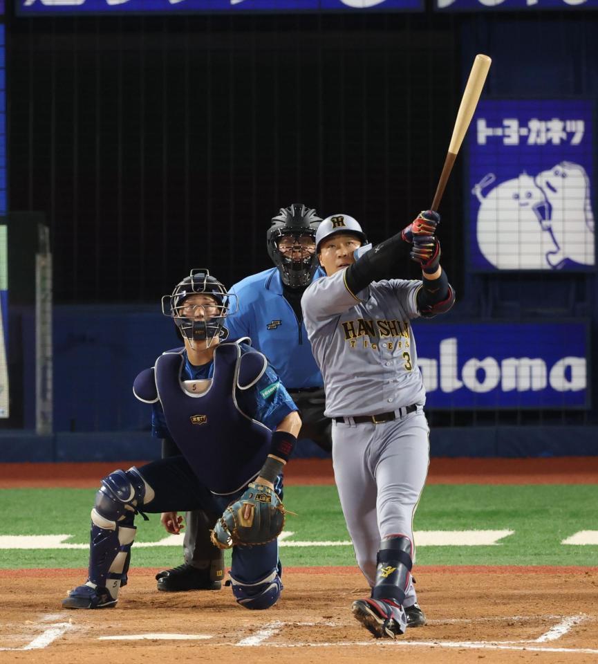 ６回、左中間にソロを放つ大山（撮影・金田祐二）