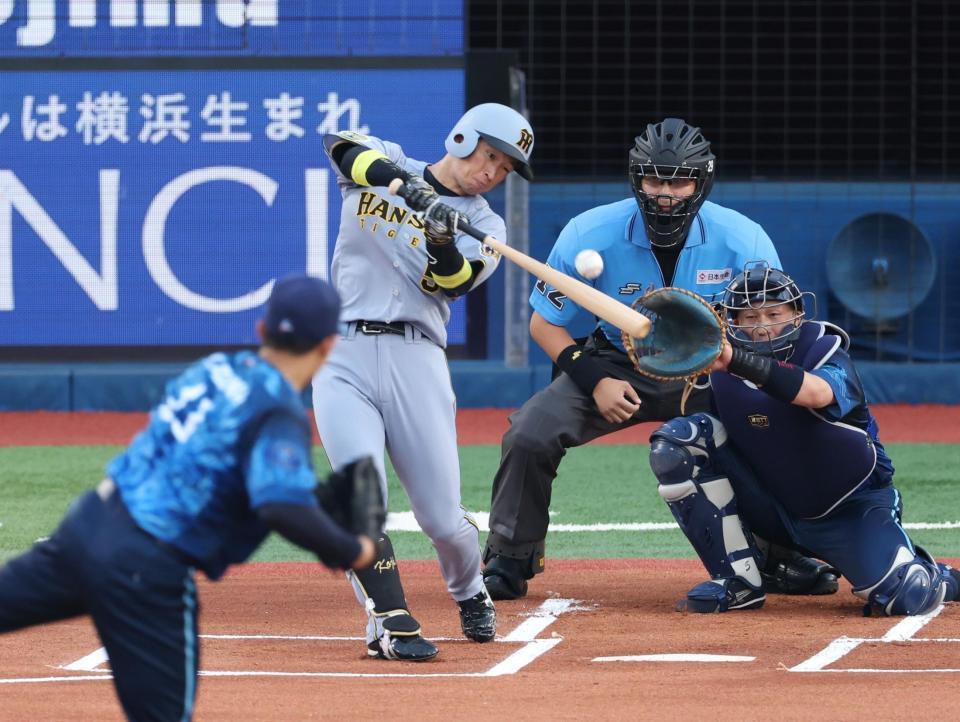 １回、中前打を放つ近本（撮影・金田祐二）