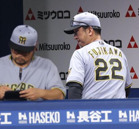 ＤｅＮＡに連敗し、足早にベンチを後にする藤川監督（右）＝撮影・西岡正
