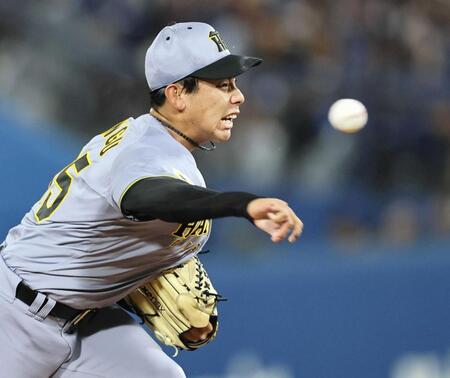 　８回、力強いボールを投げ込む神宮（撮影・田中太一）