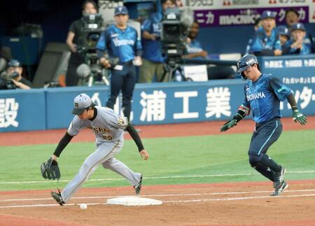 　２回、関根の一ゴロで大山の送球を捕り損ねる高橋（撮影・金田祐二）