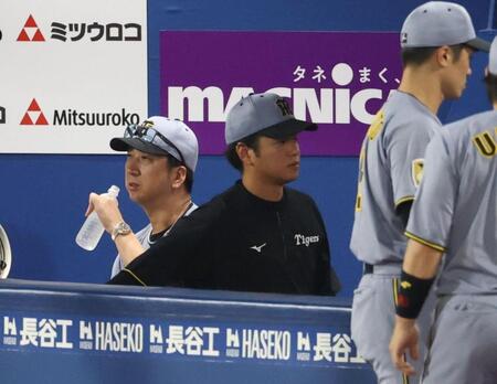 厳しい表情の藤川監督と高橋（撮影・金田祐二）