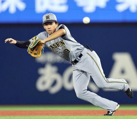 ６回、度会の打球を追う立石（撮影・田中太一）