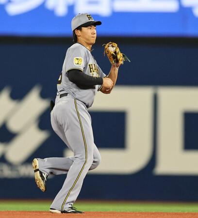 ５回、関根の打球を捕る立石（撮影・田中太一）