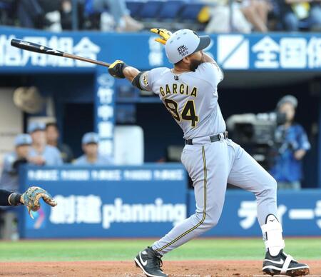 １回、左越えに３ランを放つガルシア（撮影・西岡正）