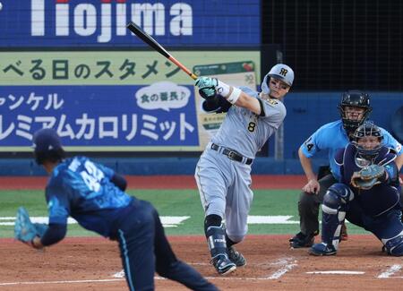 ２回、右前打を放つ佐藤輝（撮影・金田祐二）