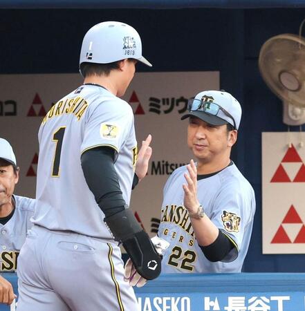 １回、大山の適時二塁打で生還した森下（左）を迎える藤川監督（撮影・西岡正）