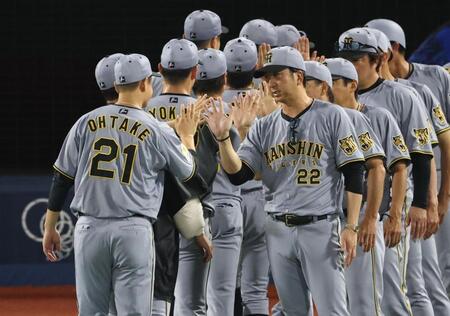 大竹とタッチを交わす藤川監督（撮影・金田祐二）