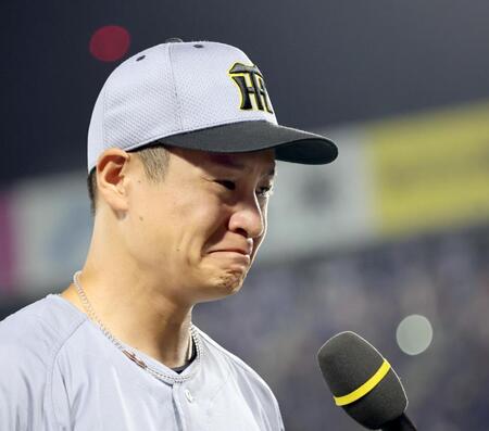 熊本の被災地に勝ち星を届けた大竹はお立ち台で号泣する（撮影・田中太一）
