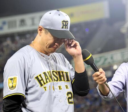 熊本の被災地に勝ち星を届けた大竹はお立ち台で号泣する（撮影・田中太一）