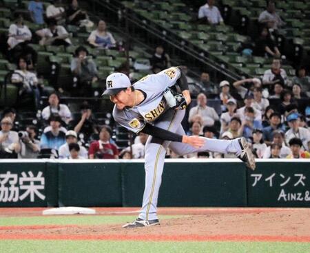 気迫あふれる表情で投球する阪神・湯浅