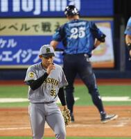９回、筒香を空振り三振に仕留めた神宮（撮影・金田祐二）