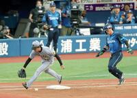 　２回、関根の一ゴロで大山の送球を捕り損ねる高橋（撮影・金田祐二）