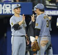ＤｅＮＡに勝利し、大山（右）とタッチを交わす大竹（撮影・西岡正）