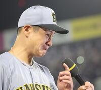 熊本の被災地に勝ち星を届けた大竹はお立ち台で号泣する（撮影・田中太一）