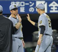 ＤｅＮＡに勝利し、大竹（右）とタッチを交わす藤川監督（撮影・西岡正）