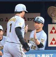 １回、大山の適時二塁打で生還した森下（左）を迎える藤川監督（撮影・西岡正）