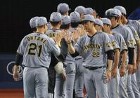 大竹とタッチを交わす藤川監督（撮影・金田祐二）