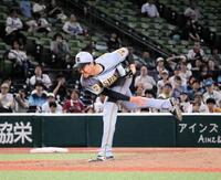 気迫あふれる表情で投球する阪神・湯浅
