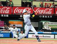 ３回、一塁線を破る安打を放つ岡城