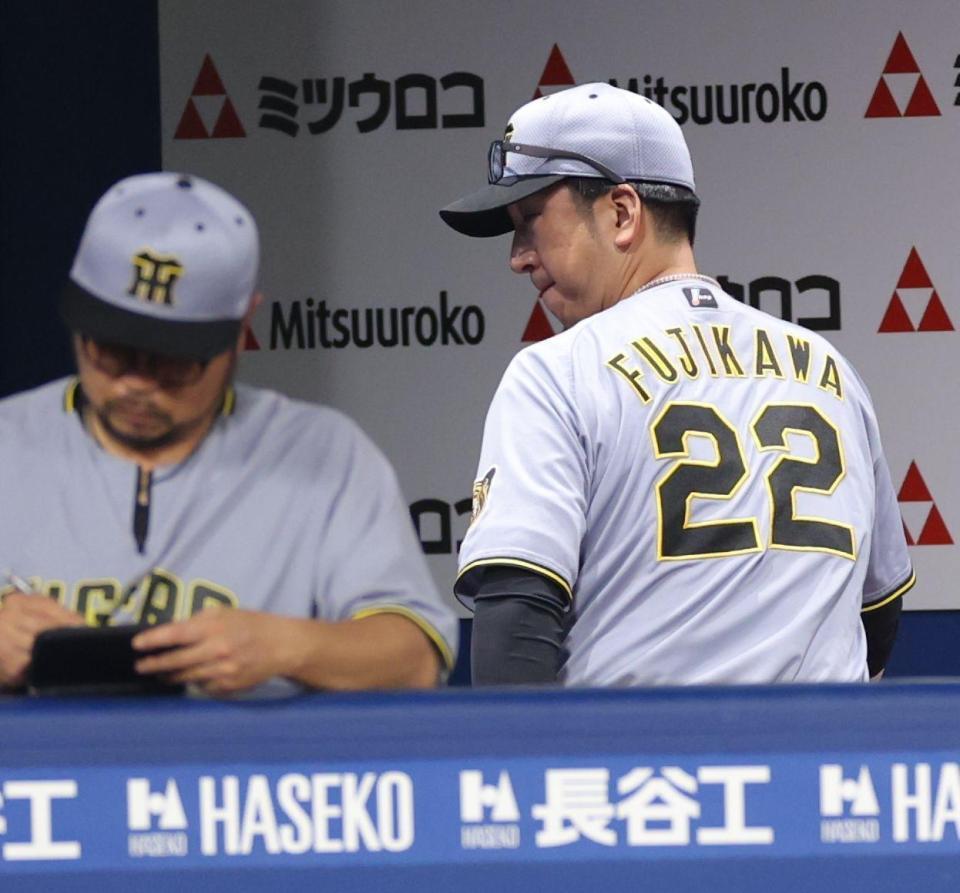 ＤｅＮＡに連敗し、足早にベンチを後にする藤川監督（右）＝撮影・西岡正