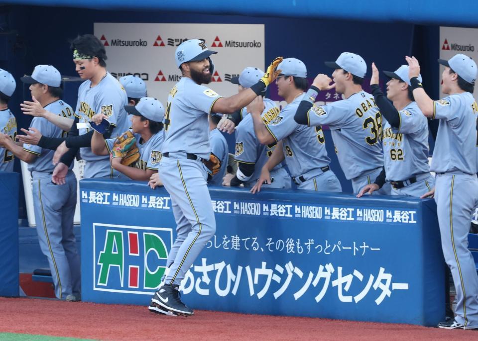 １回、３ランを放ちナインに迎えられるガルシア（撮影・金田祐二）