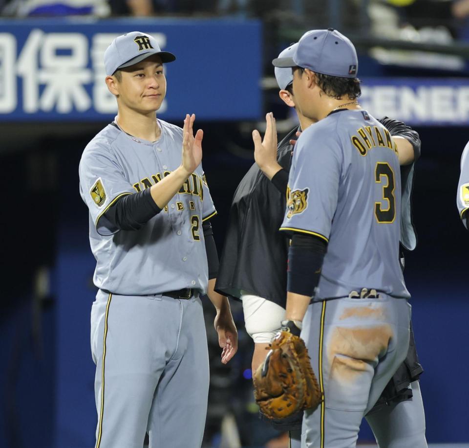 ＤｅＮＡに勝利し、大山（右）とタッチを交わす大竹（撮影・西岡正）